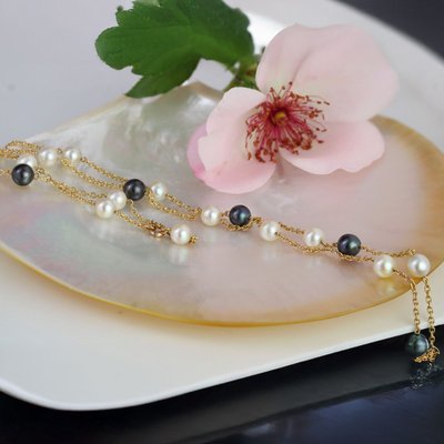 Collier or jaune perles de culture blanches et grises