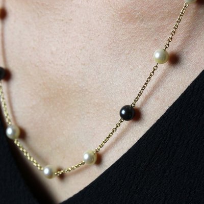 Collier or jaune perles de culture blanches et grises
