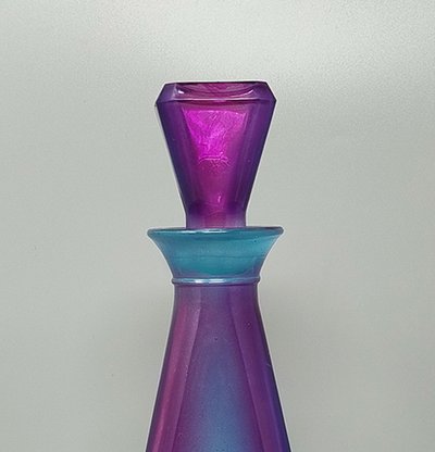 Superbe carafe ou bouteille décorative des années 1970 par Luigi Bormioli. Fabriqué en Italie