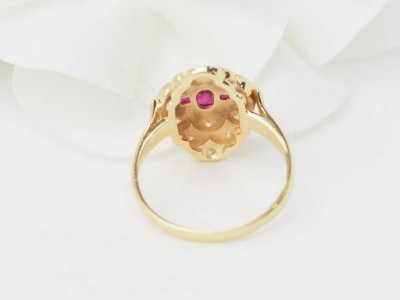 Bague marquise en or jaune, rubis et diamants 