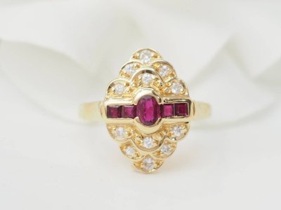 Bague marquise en or jaune, rubis et diamants 