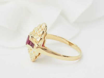 Bague marquise en or jaune, rubis et diamants 