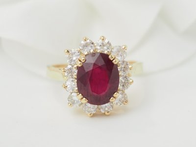 Bague entourage en or jaune, rubis et diamants 