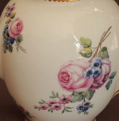Teekanne aus Sèvres-Porzellan mit Blumenstrauß-Dekor, 18. Jahrhundert.