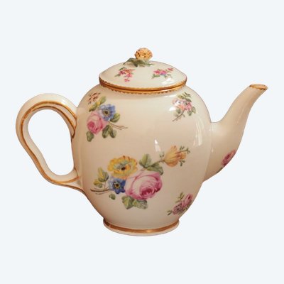 Teekanne aus Sèvres-Porzellan mit Blumenstrauß-Dekor, 18. Jahrhundert.