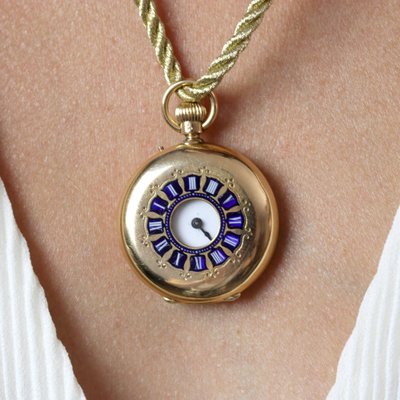 Gelbgoldene Anhängeruhr mit blauen Emailleziffern