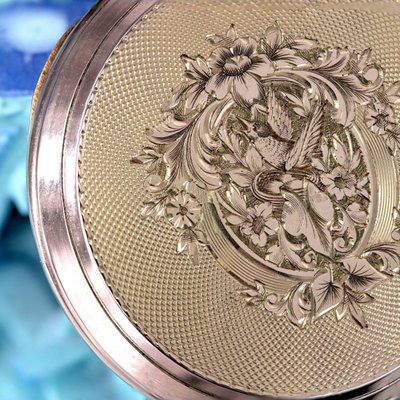 Montre ancienne de col or rose gravé