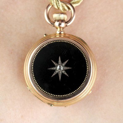 Montre de col émail noir étoile diamantée