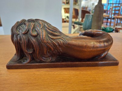 Lion couché en bois sculpté