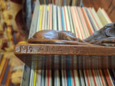 Lion couché en bois sculpté