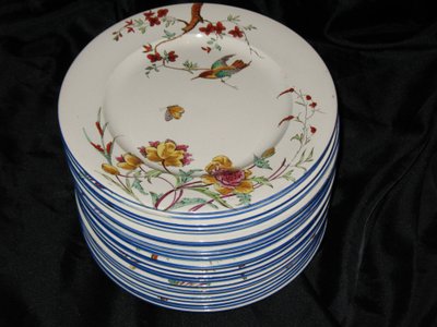 Service de table en faïence fine de Bordeaux décor Nella avec fleurs et oiseaux époque 19ème