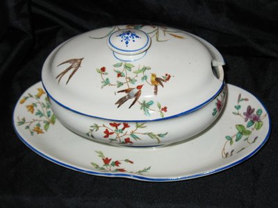 Service de table en faïence fine de Bordeaux décor Nella avec fleurs et oiseaux époque 19ème