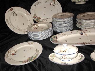 Service de table en faïence fine de Bordeaux décor Nella avec fleurs et oiseaux époque 19ème