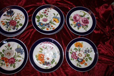 14 piatti in porcellana con disegno floreale su fondo blu reale XX secolo