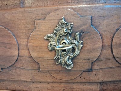 Commode XVIII galbée noyer blond massif 