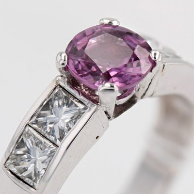 Ring mit rosa Saphir und Prinzessdiamant