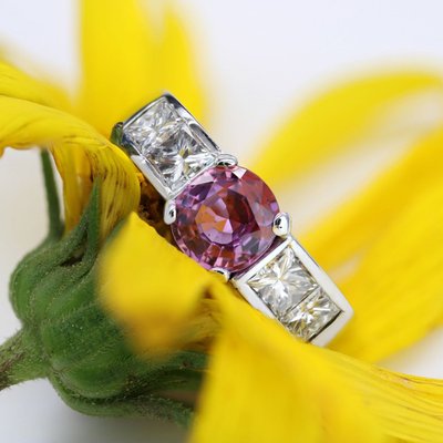 Ring mit rosa Saphir und Prinzessdiamant