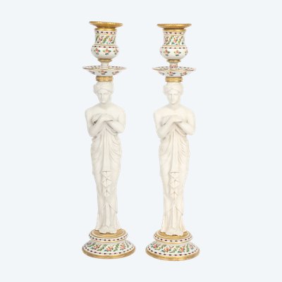 Une paire de bougeoirs en porcelaine de Sèvres et biscuit, XIXème siècle 