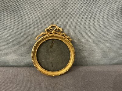 Petit cadre en laiton doré d'époque 19 ème de style Louis XVI 