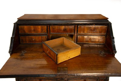 Commode à abattants en placage de loupe de noyer, Lombardie, XVIIIe siècle