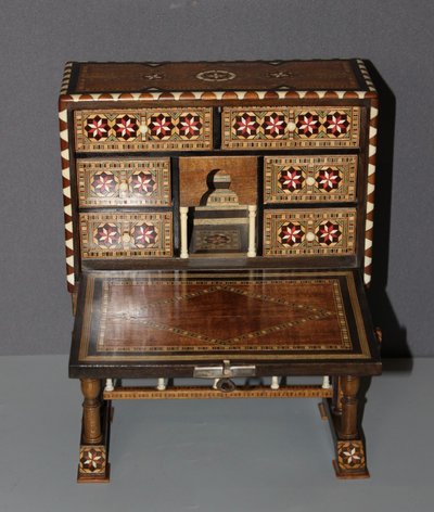 Syrischer Intarsienschrank um 1900