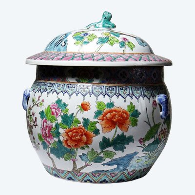 Grand pot couvert en porcelaine de Chine, décor famille rose floral, XXe siècle