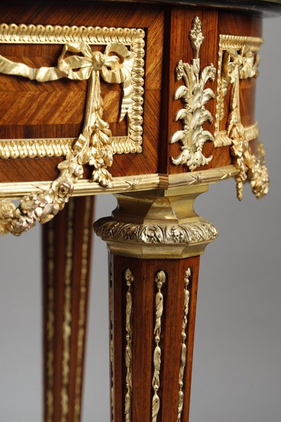 Sockeltisch im Stil Louis XVI.