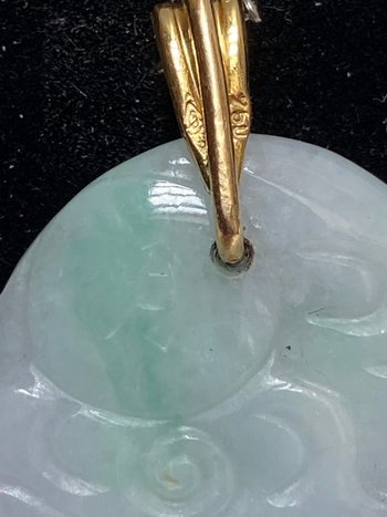 CINESE in giada intagliata e ciondolo in oro