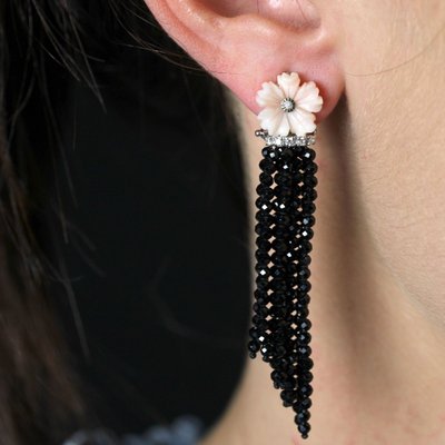Orecchini pendenti a forma di fiore di corallo con diamanti e spinelli neri