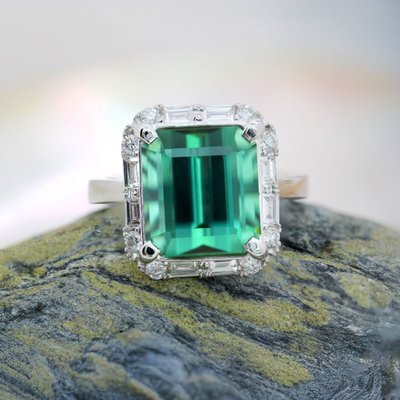 Turmalinring mit Diamanten im Baguette- und Brillantschliff
