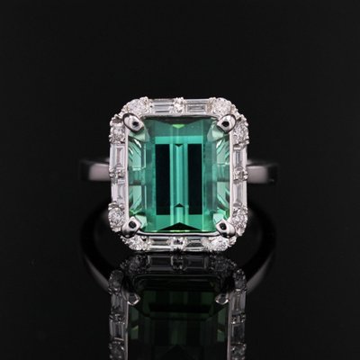 Turmalinring mit Diamanten im Baguette- und Brillantschliff