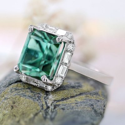 Turmalinring mit Diamanten im Baguette- und Brillantschliff