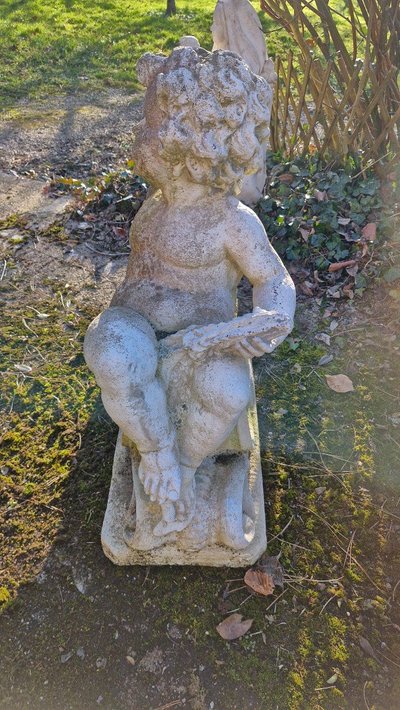 Engel aus Kunststein, Garten
