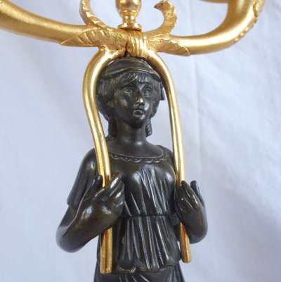 Paire de candélabres d'époque Consulat en bronze patiné et doré - 35,5cm