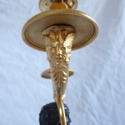 Paire de candélabres d'époque Consulat en bronze patiné et doré - 35,5cm