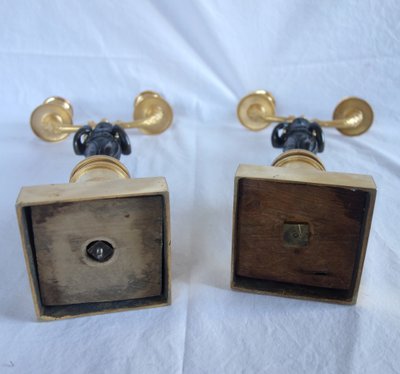 Paire de candélabres d'époque Consulat en bronze patiné et doré - 35,5cm