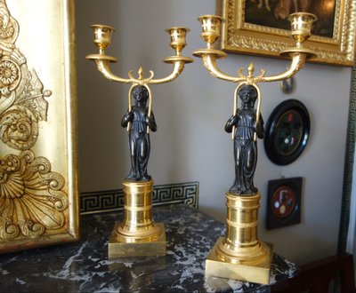 Paire de candélabres d'époque Consulat en bronze patiné et doré - 35,5cm