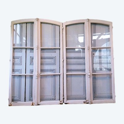 Ein Paar antiker Bogenfenster aus dem 19. Jahrhundert mit Cremone-Riegeln und Vitrine