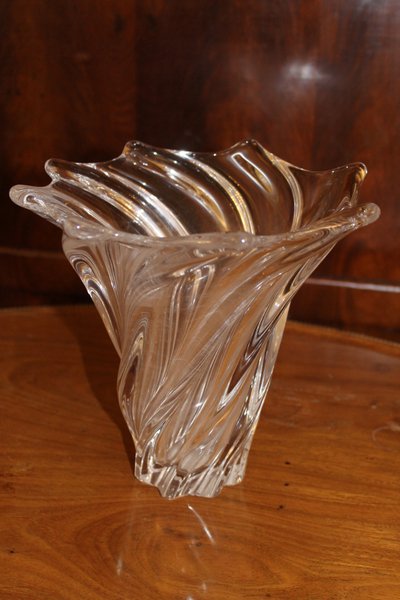 20th century crystal vase with flared shape and gadrooned details