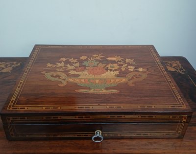 Eingelegte Schachtel