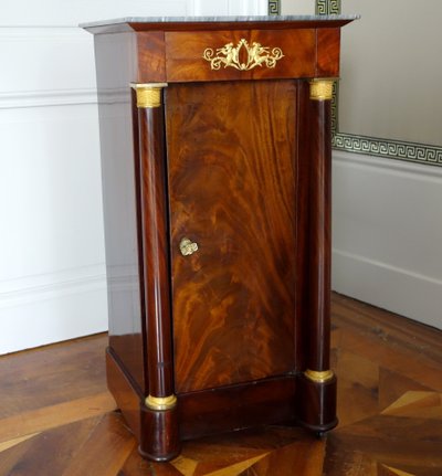 Somno / Comodino in stile Impero con colonne, mogano, bronzi dorati al mercurio, marmo turquin