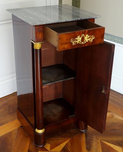 Somno / Comodino in stile Impero con colonne, mogano, bronzi dorati al mercurio, marmo turquin