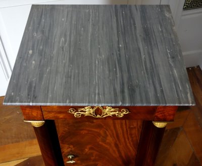 Somno / Comodino in stile Impero con colonne, mogano, bronzi dorati al mercurio, marmo turquin