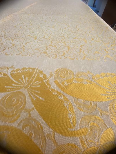 Nappe et ses 12 serviettes de table – reflet or sur fond crème   