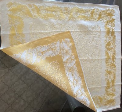 Nappe et ses 12 serviettes de table – reflet or sur fond crème   