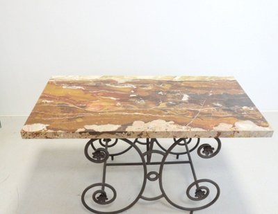 Table  dit de boucher plateau  marbre et pied fer forgé  