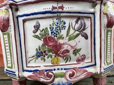 Bouquetière En Faïence De Saint-Clément XIXe - Décor Roses Chatironnées, Vintage, Avec Lacunes