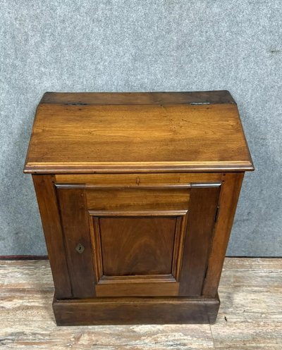 Superb Directoire-era oratory in solid walnut, circa 1800