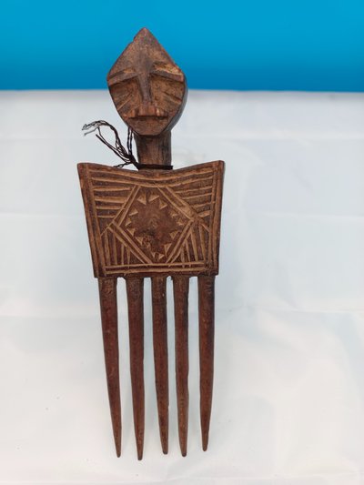 Figürlicher Kamm mit Griff – Luba aus Ober-Katanga oder Kasai