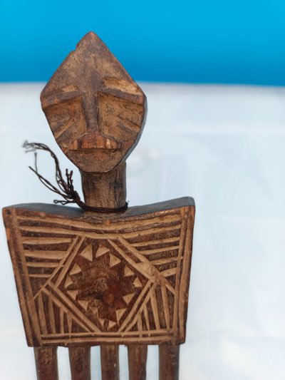 Figürlicher Kamm mit Griff – Luba aus Ober-Katanga oder Kasai